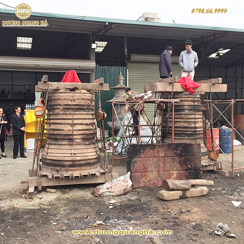Chuông đồng đúc nặng 900kg
