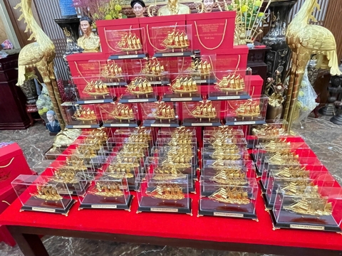 Thuyền buồm thủ công mạ vàng 24k
