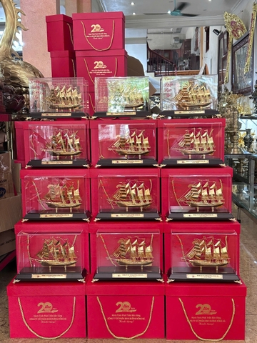 Quà tặng doanh nghiệp thuyền mạ vàng 24k