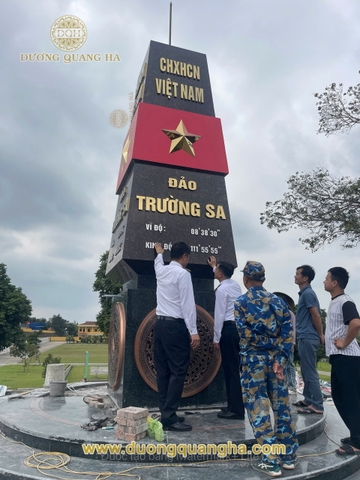 Thi công lắp đặt mặt trống hoàn thiện cột mốc chủ quyền biển đảo