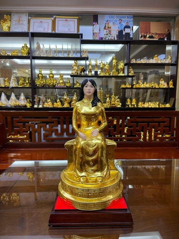 Tượng Võ Thị Sáu dát vàng