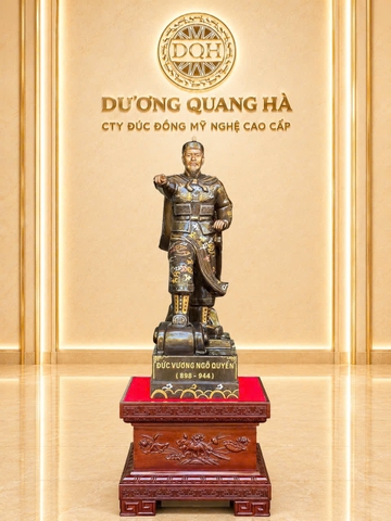 Tượng đức vương Ngô Quyền