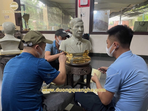 Dát vàng 9999 tượng chân dung tại nhà khách Uông Bí, Quảng Ninh
