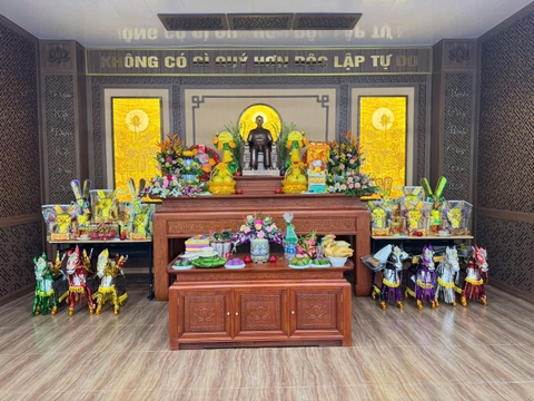 Bàn giao tượng Bác Hồ ngồi sofa 90cm tại trường đại học công nghệ giao thông vận tải Hà Nội.