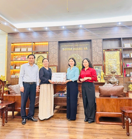 Vinh dự tiếp đón đoàn chủ tịch hội liên hiệp phụ nữ tỉnh đến thăm xưởng sản xuất và tặng quà công ty