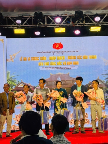 Đúc đồng dương quang hà vinh dự nhận hoa và phần thưởng đúc tượng cùng các sản phẩm đồ đồng tại đền thờ tổng đốc Võ Duy Ninh - Quảng Ngãi