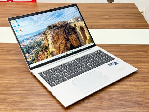 Laptop HP Elitebook 860 G9