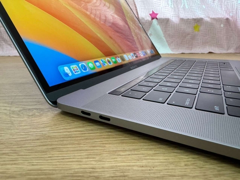Macbook Pro 15 Inch 2017 - Core i7-2.9 GHz - RAM 16GB - SSD 500GB - Radeon Pro 560 - Touch Bar