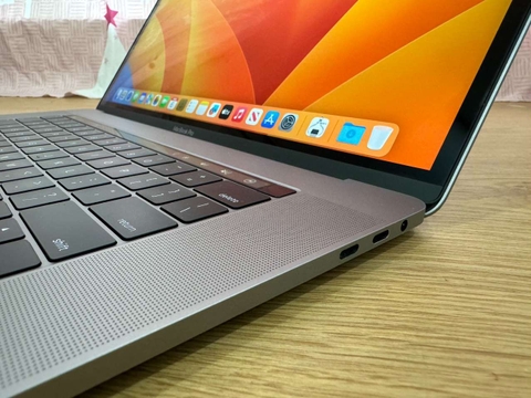 Macbook Pro 15 Inch 2017 - Core i7-2.9 GHz - RAM 16GB - SSD 500GB - Radeon Pro 560 - Touch Bar