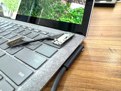 Thay Chân Sạc Surface Lấy Liền Uy Tín