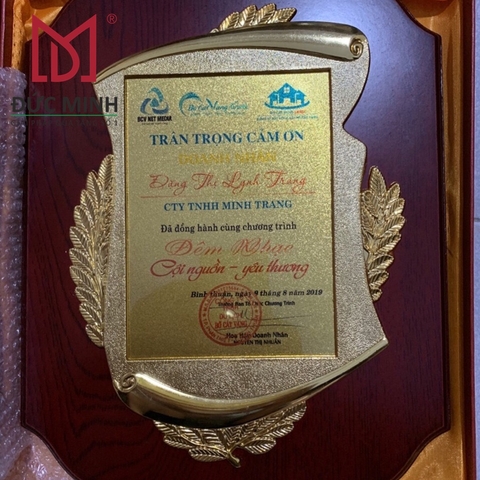 TẶNG BẢNG VINH DANH CHO NHÂN VIÊN CUỐI NĂM MÙA TÔN VINH VĂN HÓA VIỆT