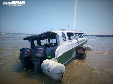 Cận Cảnh Ca nô chìm ở biển Cửa Đại khiến 17 người chết