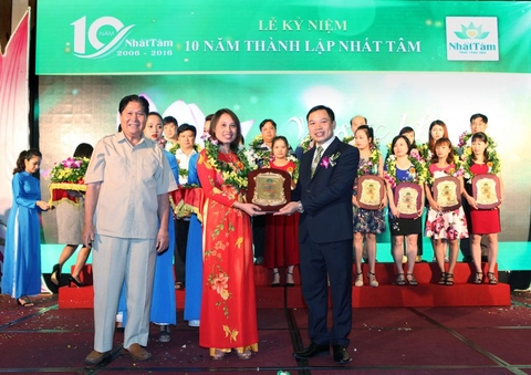 Lễ trao bảng vàng vinh danh, đồng hành cùng Nhất Tâm