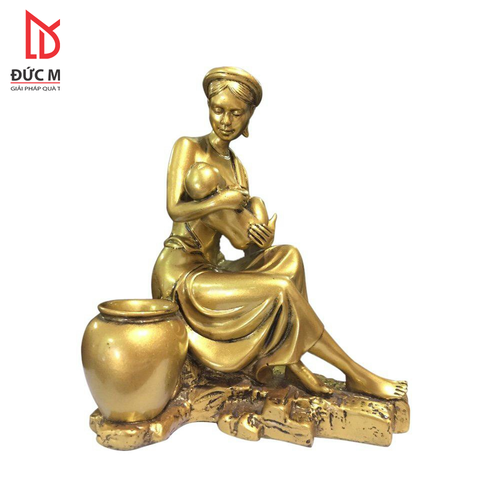 Tượng cô gái miền Bắc bế con