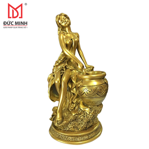 Tượng cô gái múc nước