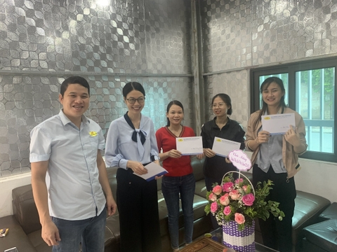 Ban Giám đốc Công ty tặng quà tri ân CBNV nữ nhân dịp kỷ niệm Ngày thành lập Hội liên hiệp phụ nữ Việt Nam 20/10