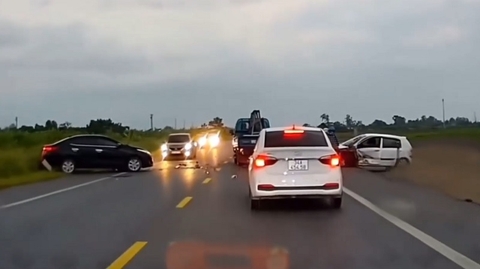 Chiếc xe Hyundai Getz màu trắng bị tai nạn tại đường gom Hưng Yên lên cao tốc 5B Hà Nội - Hải Phòng ngày 25-8-2022