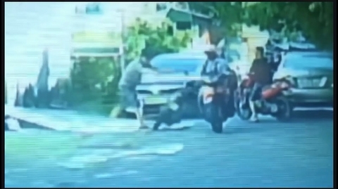 Đỗ xe máy ngoài lòng đường gây cản trở giao thông và cái kết không ngờ tới