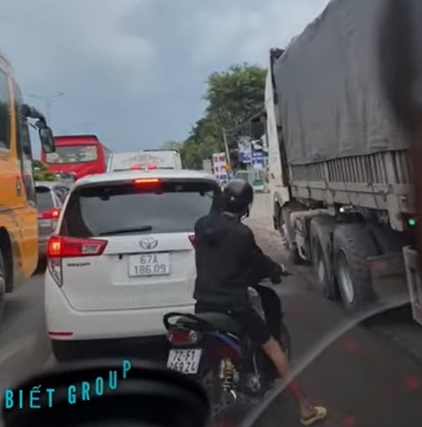 Hành động đẹp của chàng trai trẻ dẹp đường cho xe cứu thương đi