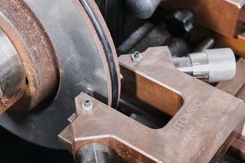 Láng đĩa phanh, láng tăng bua xe ô tô