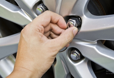 Ốc lốp, bu lông tắc kê - Bộ phận quan trọng của xe ô tô