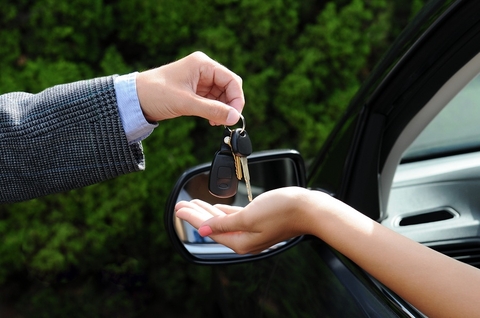 Thuê xe ô tô tự lái là gì? Cần giấy tờ gì? Cần lưu ý gì khi thuê?