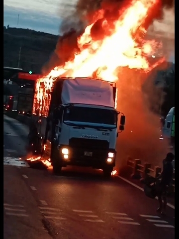 Video chiếc xe tải cháy nghi ngút tại Trạm Thu Phí An Dân, Quốc Lộ 1, Tỉnh Phú Yên ngày 24-8-2022