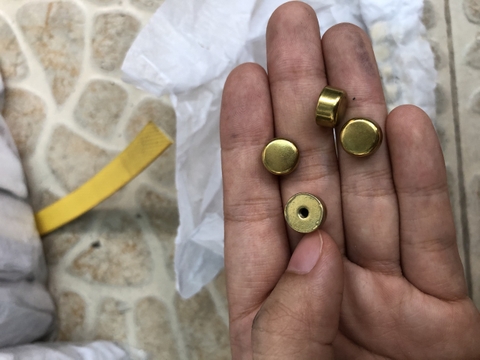 Đế ốc 10mm màu vàng cổ 28k/ bộ 4 cái