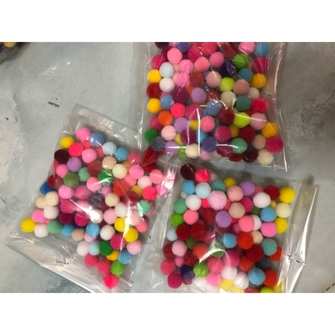 Pom pom 1cm 18k/100c màu ngẫu nhiên