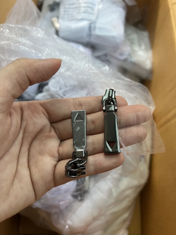 Đầu kéo đen răng 5 xuất dư