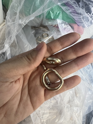 Khoen D đúc dập chữ vàng lọt lòng 1.5cm 15k/ cặp