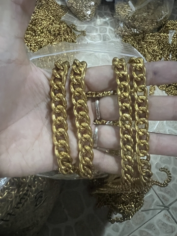 XÍch boy túi xách màu vàng cổ