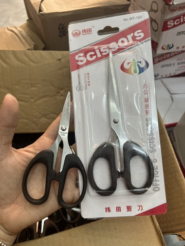 Kéo đen dùng cắt sản phẩm handmade