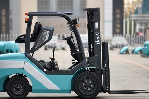 Xe nâng mới và xe nâng cũ – nên đầu tư loại nào?