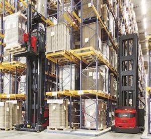 Xe nâng khung hẹp – Lựa chọn thông minh cho nhà kho chật hẹp