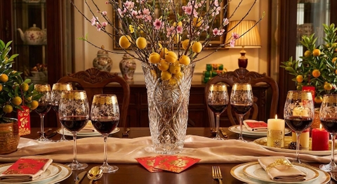 Bàn tiệc Tết sang trọng với bình hoa pha lê Bohemia và ly rượu vang khắc hoa văn mạ vàng