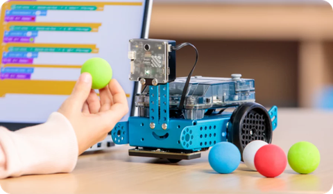 Đồ chơi robot tích hợp AI và loT