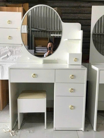 Bàn trang điểm khuy vàng màu trắng 4952