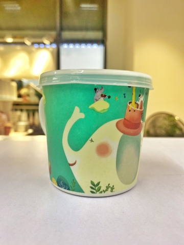 Cốc uống nước có tay cầm và nắp đậy chất liệu sợi tre Bamboo an toàn D1905-V, họa tiết voi
