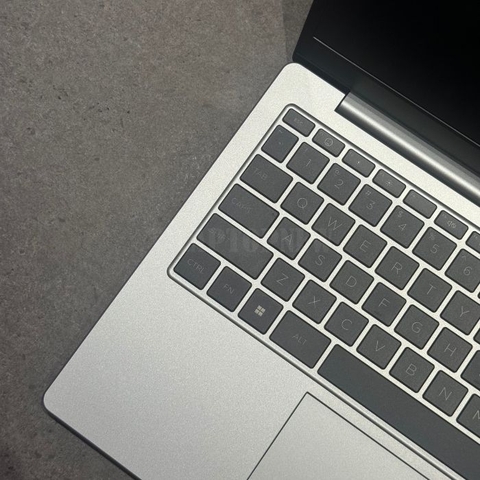 HP 14 - Bàn phím trái