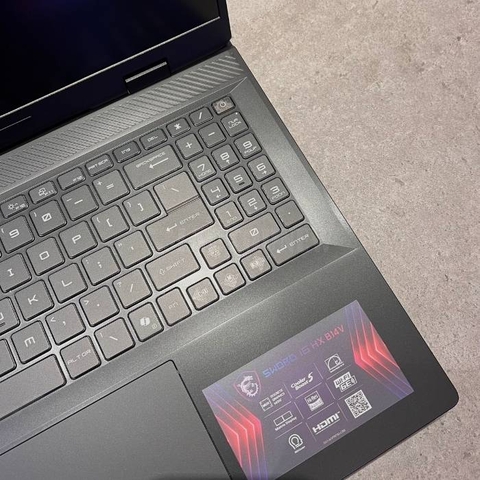 MSI Sword 16 HX - Bàn phím phải
