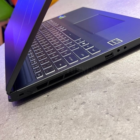 Acer Shadow 16 - Cổng kết nối trái