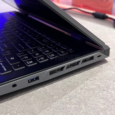 MSI Sword 16 HX - Cổng kết nối phải