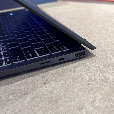 MSI Prestige 13 - Cổng kết nối phải