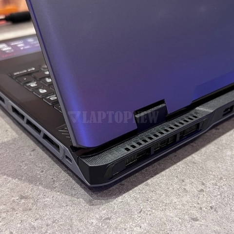 MSI Sword 16 HX - Cổng tản nhiệt phải