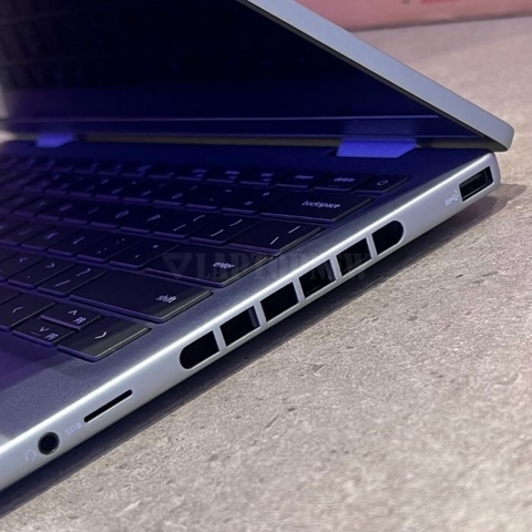 Dell Inspiron 7440 - Cổng kết nối phải