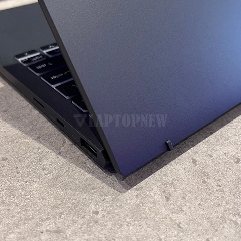 MSI Prestige 13 - Góc phải