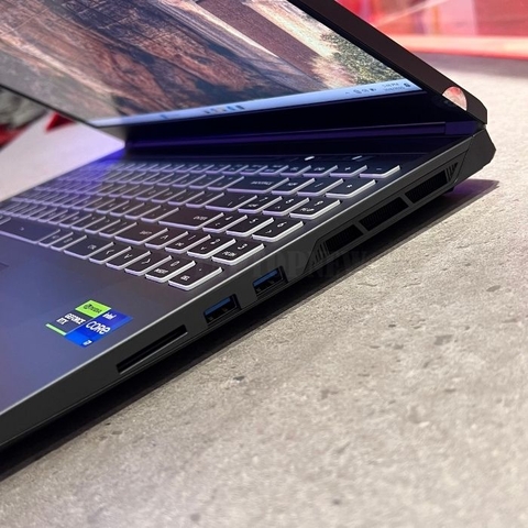 Legion 5 R7000 - Cổng kết nối phải