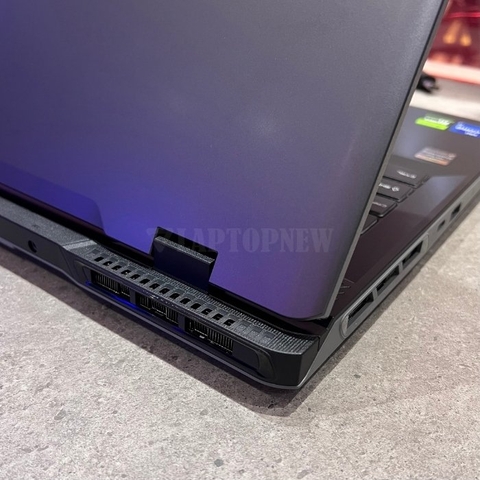 MSI Sword 16 HX - Cổng tản nhiệt trái