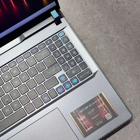 MSI Vector 16 HX AI - Bàn phím phải